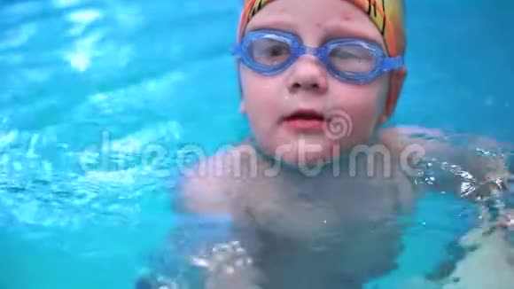 游泳池里的一个小男孩潜入水中特写他在学游泳视频的预览图