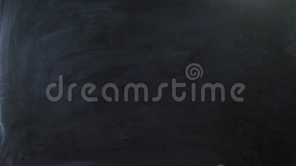 心脏符号标志写在粉笔板上男子用粉笔在黑板上画画视频的预览图