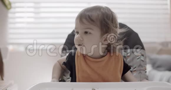 幼儿吃她的晚餐视频的预览图