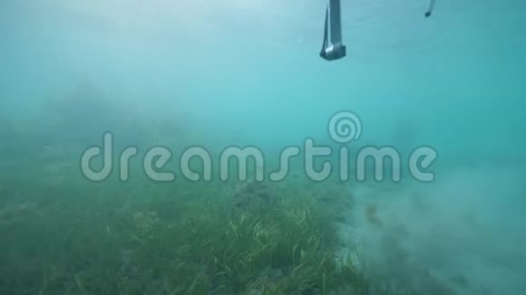 无人机在水下缓慢下沉坠落到海底视频的预览图