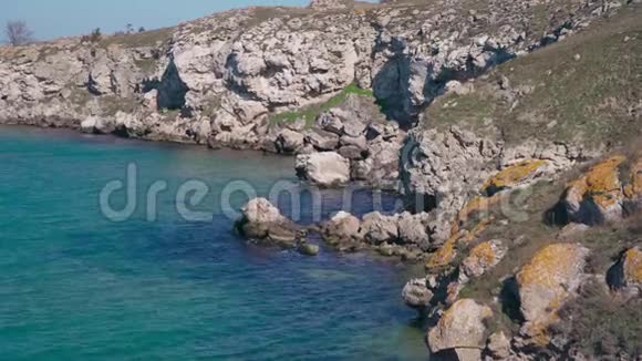 在克里米亚拥有巨大岩石的惊人的野生海湾视频的预览图
