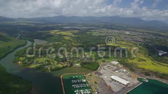 夏威夷考艾河上的空中飞行直升机视频的预览图