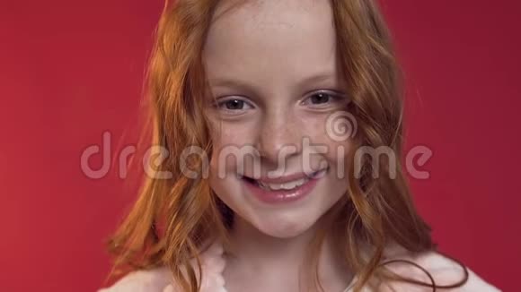 美丽的照片迷人的红头少女长发和雀斑看着相机微笑着视频的预览图