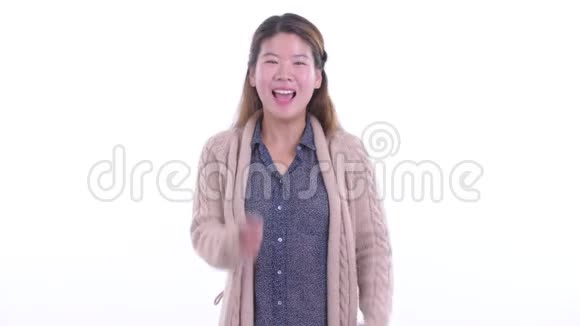 快乐的年轻亚洲女人笑着准备过冬视频的预览图