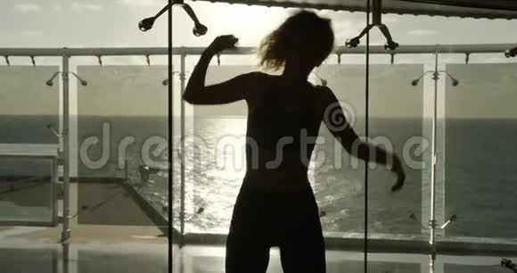 年轻漂亮的女人在健身房训练前做热身视频的预览图