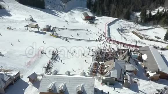 滑雪场空中录像拍摄视频的预览图