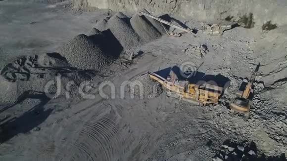 砂桩和破碎设备采石场的俯视图用于花岗岩和建筑材料的开采视频的预览图