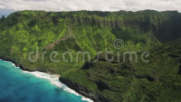 太平洋岛屿和山脉的空中拍摄视频的预览图