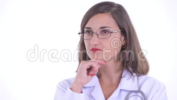 幸福美丽的女医生的脸戴着眼镜思考抬头看视频的预览图