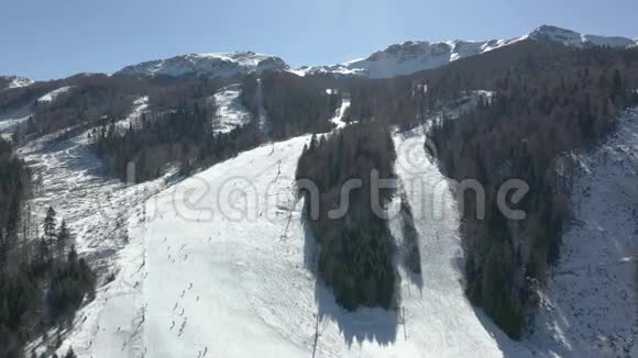 滑雪场空中录像拍摄视频的预览图
