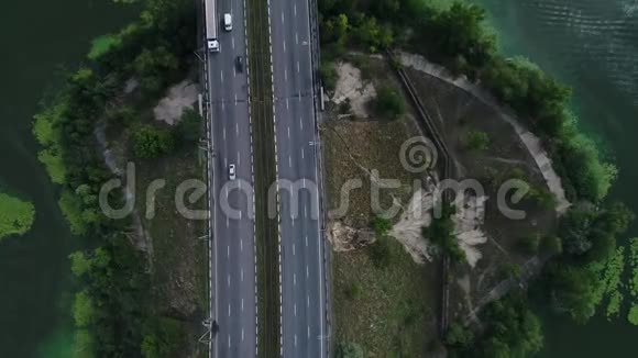 汽车骑在两座桥上从高处越过河桥视频的预览图