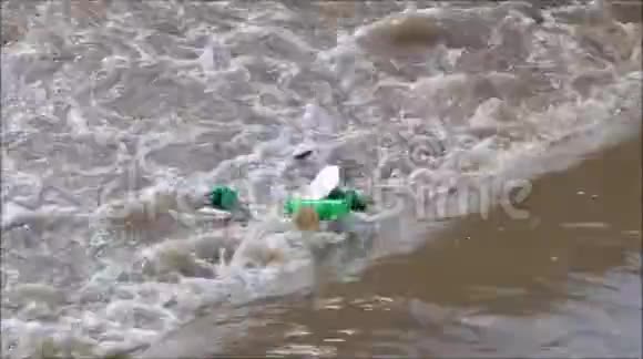 河流的动力中的垃圾视频的预览图