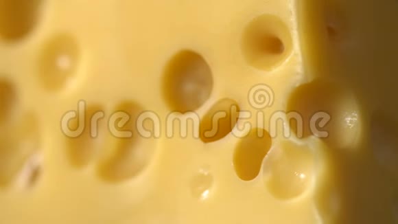 有洞和霉菌的奶酪视频的预览图