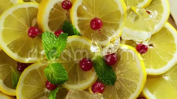 新鲜的柠檬切片薄荷浆果和冰旋转快关门视频的预览图