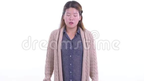伤心的亚洲年轻女子为冬天竖起大拇指视频的预览图