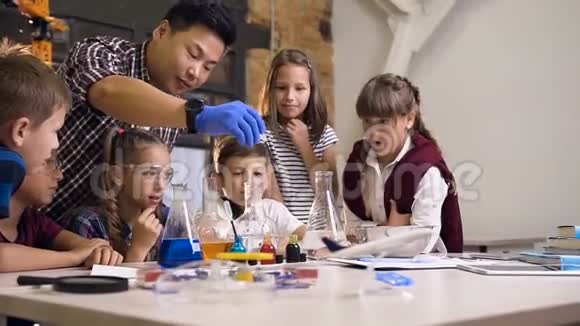韩国科学家向小学生展示了化学反应实验课视频的预览图