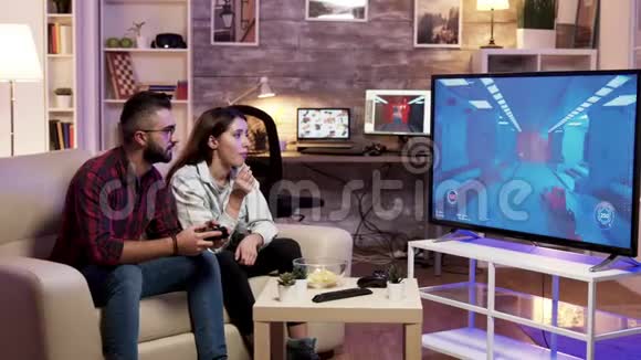 女孩吃薯片而男朋友玩电子游戏视频的预览图