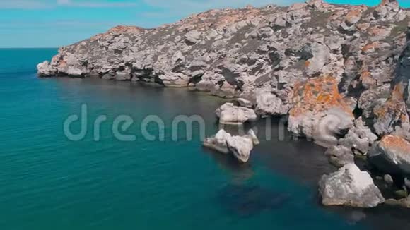 在靠近大海的克里米亚巨大岩石附近飞行视频的预览图