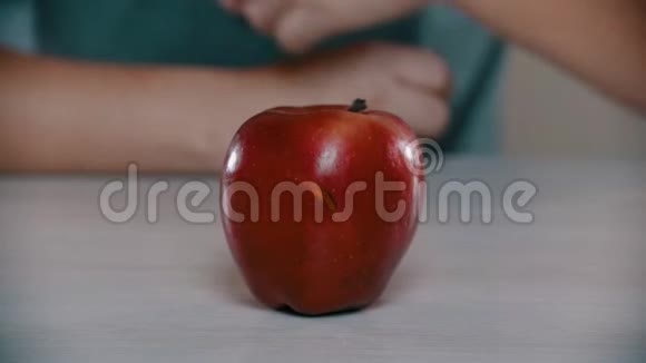 男人正拿着又红又大的苹果咬着它视频的预览图