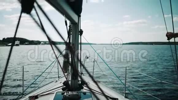 潜水艇漂浮在海底视频的预览图