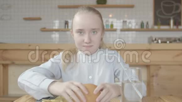 普雷特恩女孩在咖啡馆里吃汉堡视频的预览图