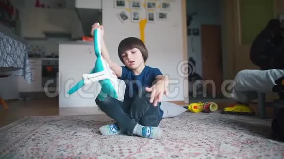 一个孩子在房间里玩一个软玩具一个机器人视频的预览图