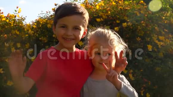 快乐迷人的男孩和女孩挥手视频的预览图