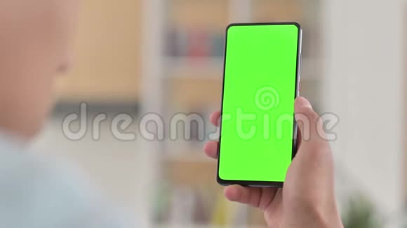 美国黑人青年使用绿色智能手机屏幕视频的预览图