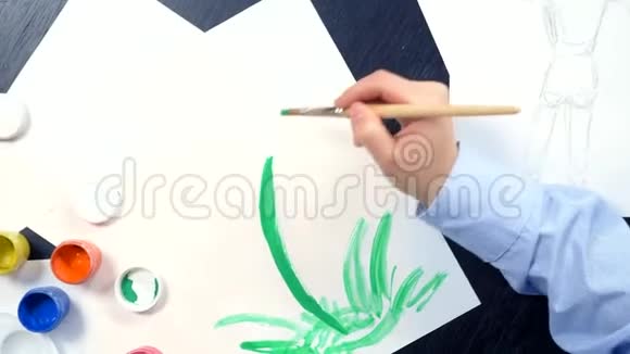 美丽的黑发女孩画与古帕奇创意工作坊视频的预览图