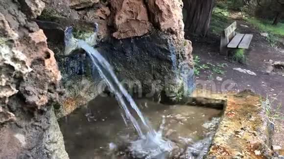 塞浦路斯山区的泉水视频的预览图