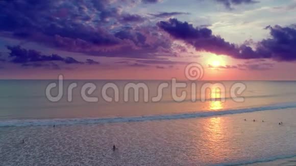 在美丽的印度尼西亚巴厘岛日落时分在海洋上空进行空中飞行视频的预览图