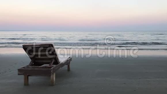 淡粉色的黄昏近海的木制日光浴视频的预览图