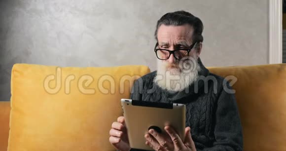 老人使用平板电脑视频的预览图
