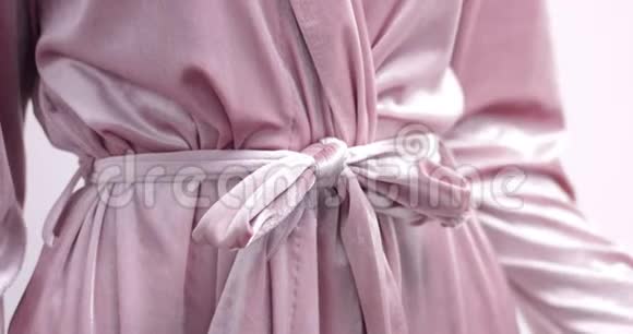 穿着粉红色丝绸礼服的摩洛哥年轻女子视频的预览图