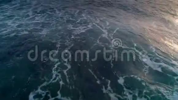 飞越海洋雄伟的波涛视频的预览图