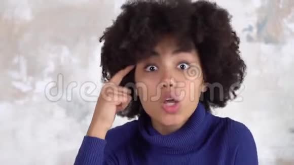 一位被隔离在白人面前的非洲年轻女子表现出疯狂的姿态视频的预览图