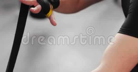 拳击手在拳击或健身房训练前包手特写手视频的预览图