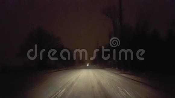 夜间在暴风雪中在农村公路上行驶司机的观点POV厚和大暴雨雪和雪花视频的预览图