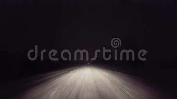 夜间在农村路雪暴雪中驾车司机视角POV厚重风暴雪和雪花视频的预览图