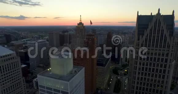黄昏时分底特律的空中飞机在城市上空盘旋视频的预览图