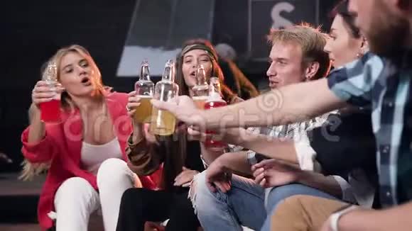 吸引时髦的年轻伴侣坐在椅子上在舒适的环境中提供五杯不含酒精的饮料视频的预览图