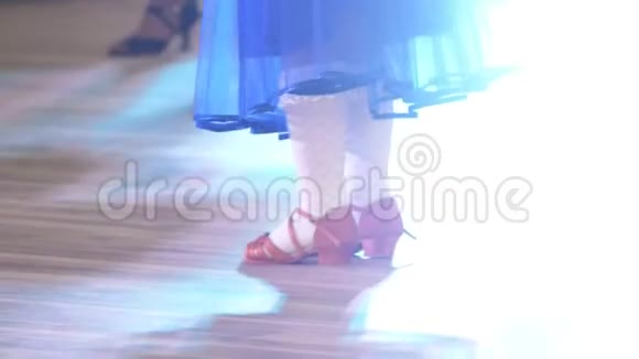 特写镜头穿着舞厅舞鞋的儿童的腿在地板上跳舞视频的预览图
