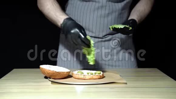 厨师的特写准备汉堡视频的预览图