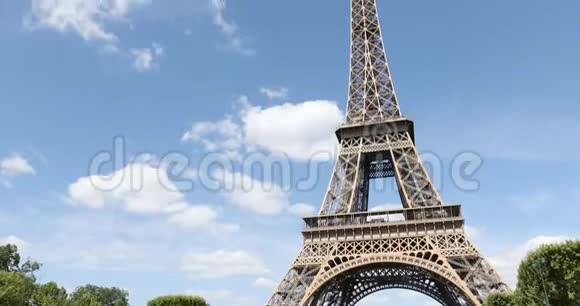 晴天巴黎埃菲尔铁塔法国蓝天白云视频的预览图