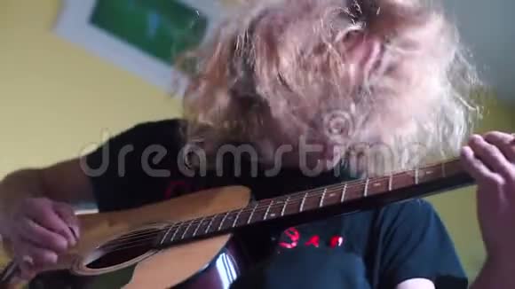 一个毛茸茸的朋克吉他手弹着一把吉他视频的预览图