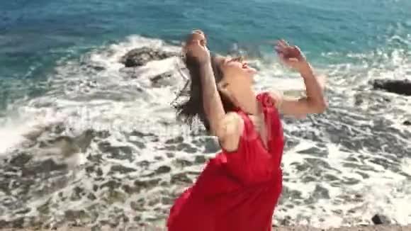 一个夏天靠近海洋的年轻亚洲女人旅游美容度假海洋理念拍摄索尼4k10位视频的预览图