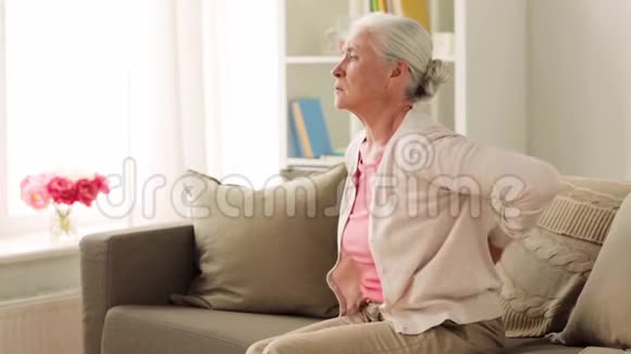 家中疼痛的老年妇女视频的预览图