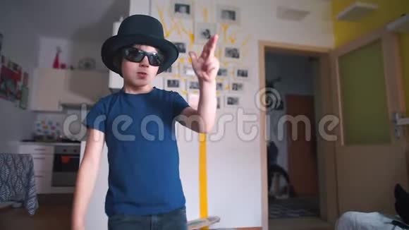 戴眼镜戴帽子的孩子表演视频的预览图