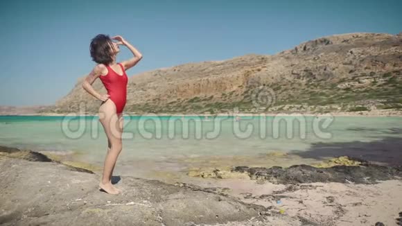 美丽的年轻女子穿着红色的比基尼在海边美旅游生活方式商业理念在索尼4K拍摄10位视频的预览图