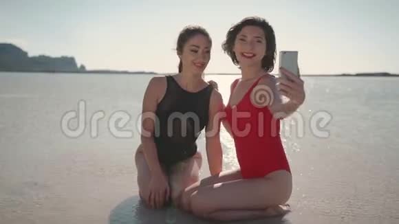 在海滩上的自拍照片亚洲女性在豪华希腊度假的旅行假期拍摄视频女游客视频的预览图